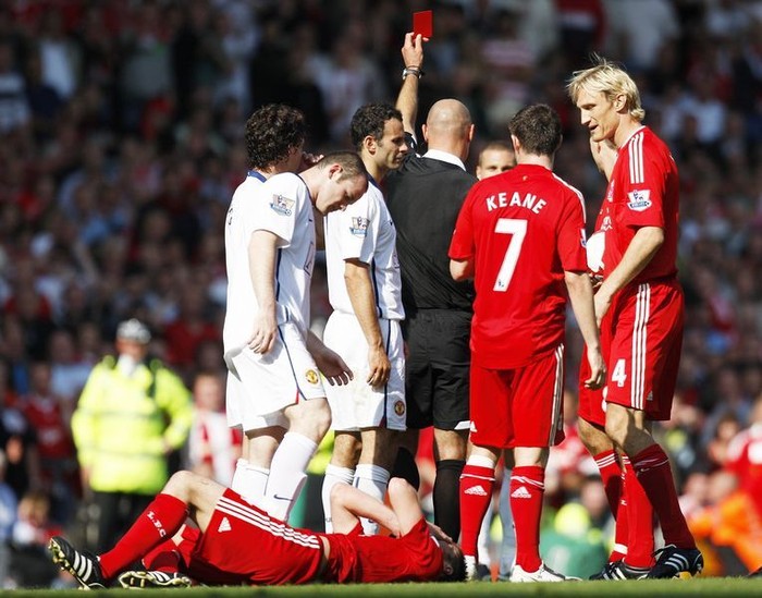 Ba chiếc thẻ đỏ của trung vệ Vidic trong những lần đối đầu Liverpool